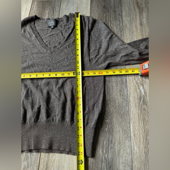 🛍️ Leo & Sage V-neck silver-Sparkle Brown sweater size XS excellent condition - Picture 4 of 6